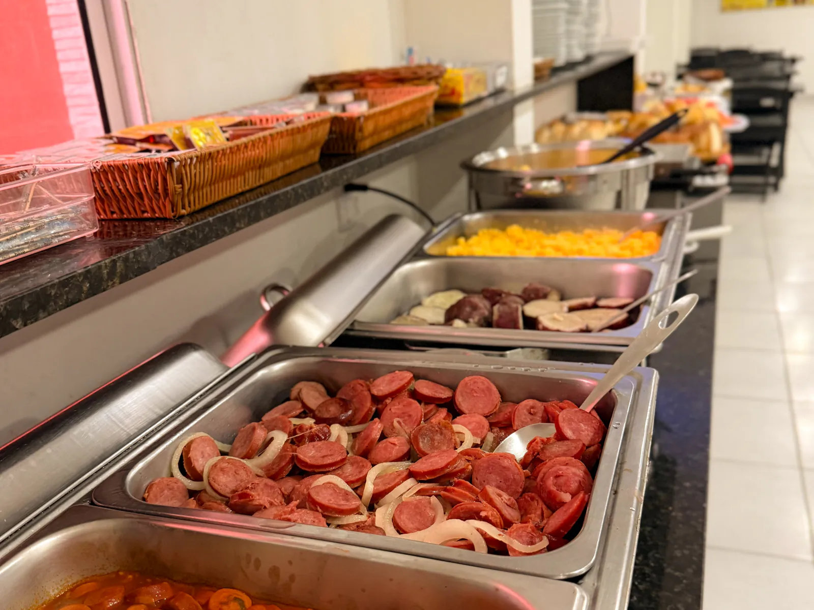 Café da manhã servido em uma hospedagem Terrae Essencial.