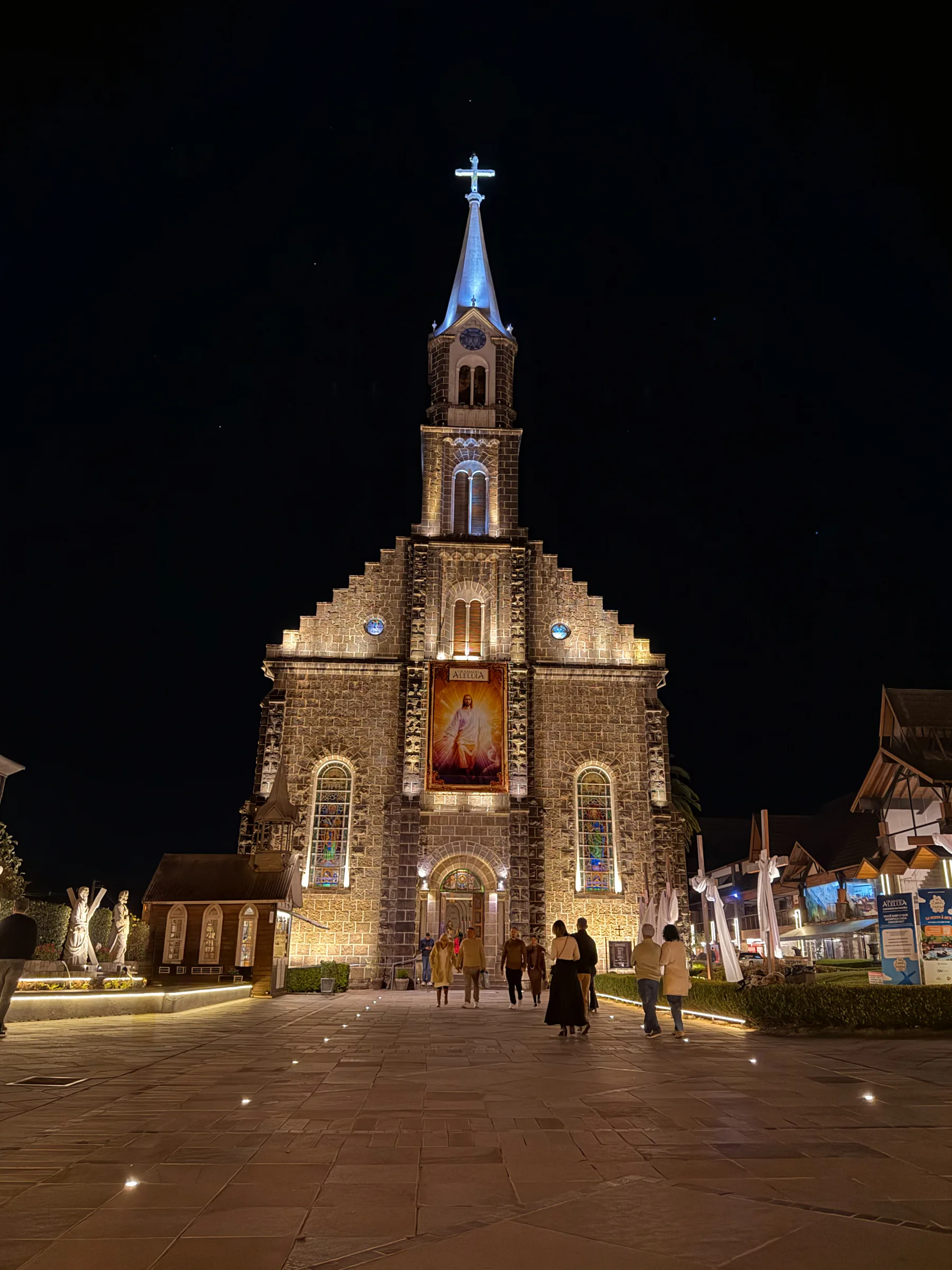 Igreja São Pedro iluminada à noite no centro de Gramado.