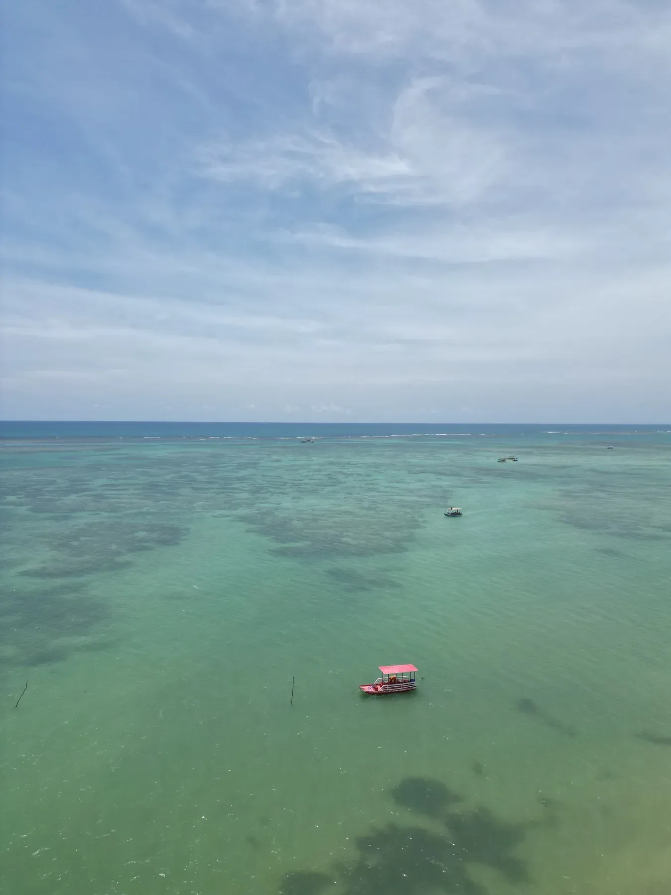 Mar calmo e jangada na Rota Ecológica dos Milagres.