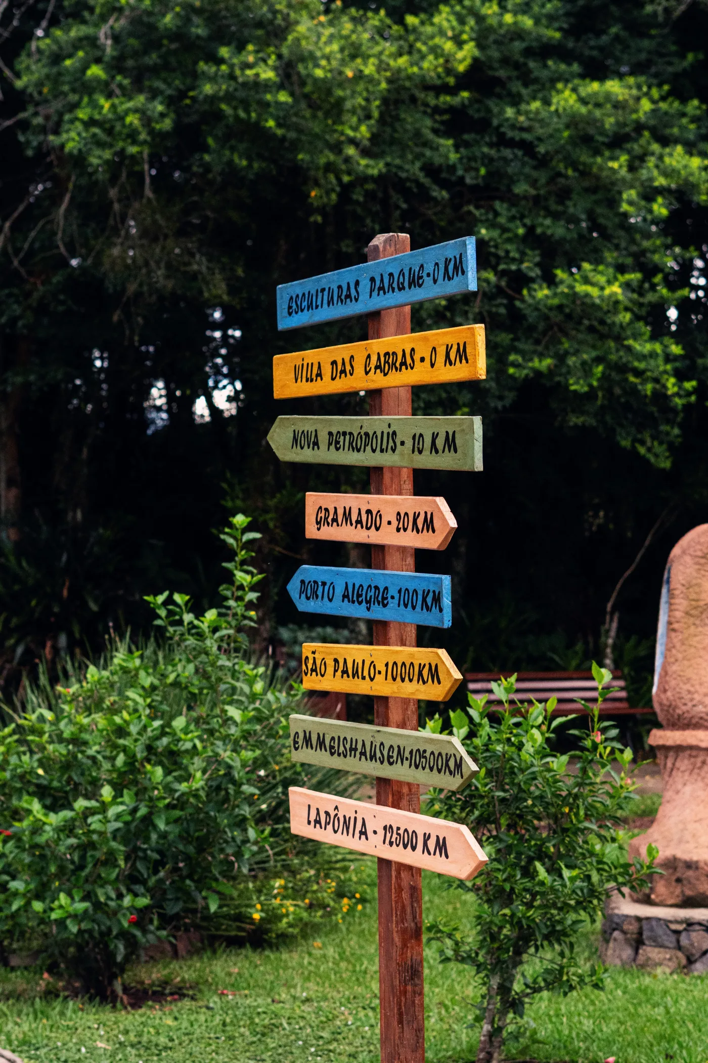 Placas coloridas entre jardins na região de Nova Petrópolis.