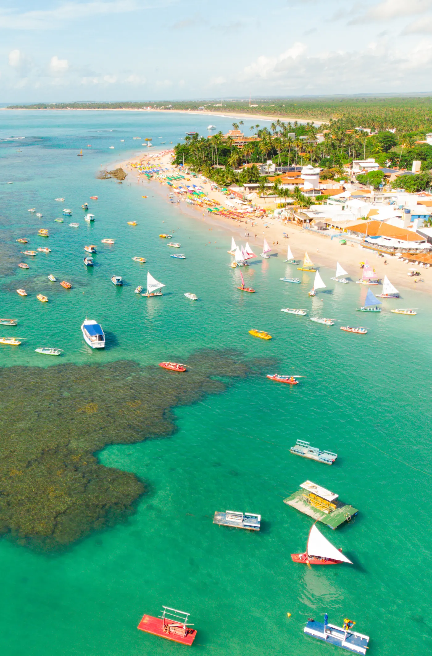 Jangadas coloridas diante da praia de Porto de Galinhas.