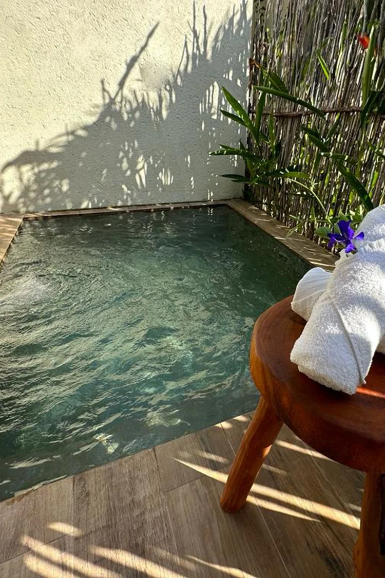 Piscina privativa de uma acomodação da Kaçuá Milagres.
