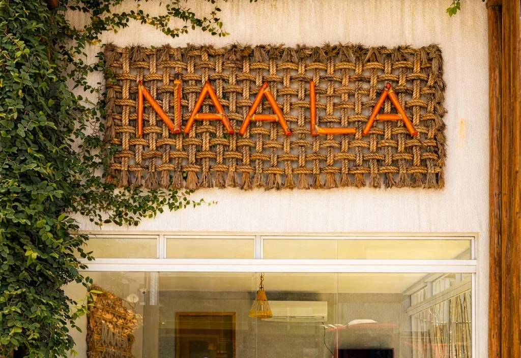 Fachada da Pousada Naala com o letreiro sobre a entrada.